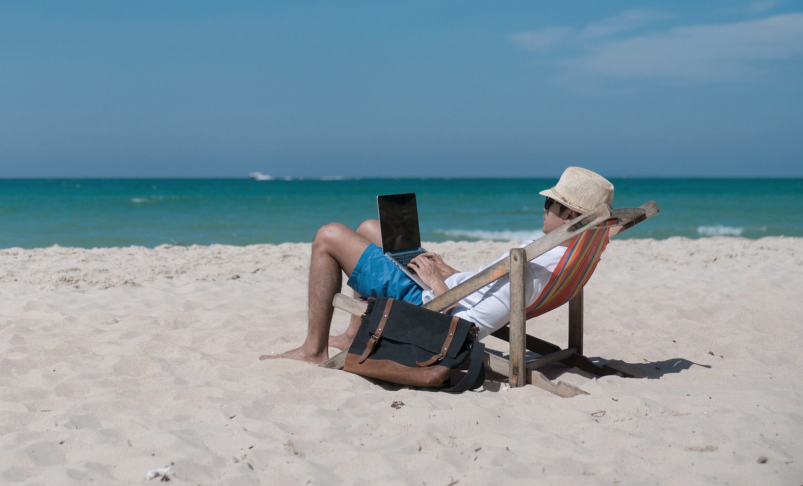 Xu hướng làm freelance vác laptop ra biển làm việc đã chết: Giấc mộng về cuộc sống bình yên lãng mạn không chấm công vì đâu lụi tàn? - Ảnh 1. Xu hướng làm freelance vác laptop ra biển làm việc đã chết: Giấc mộng về cuộc sống bình yên lãng mạn không chấm công vì đâu lụi tàn? - Ảnh 1.