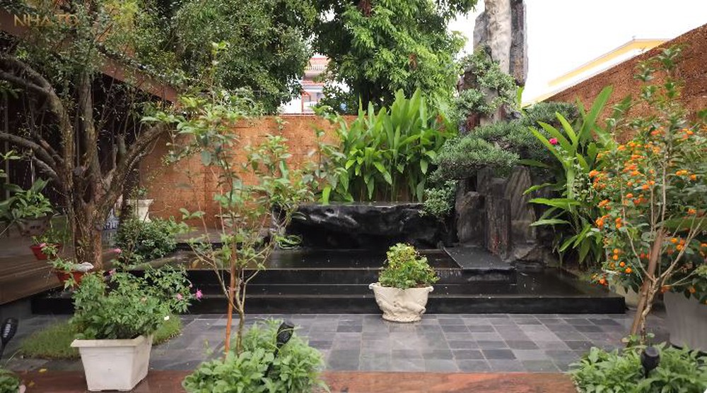 Biệt thự ở ẩn có thiết kế vượt thời gian: Cổ kính như nhà quan viên, duyên nhất là "trước cau sau chuối" đầy ẩn ý - Ảnh 2. Biệt thự ở ẩn có thiết kế vượt thời gian: Cổ kính như nhà quan viên, duyên nhất là "trước cau sau chuối" đầy ẩn ý - Ảnh 2.