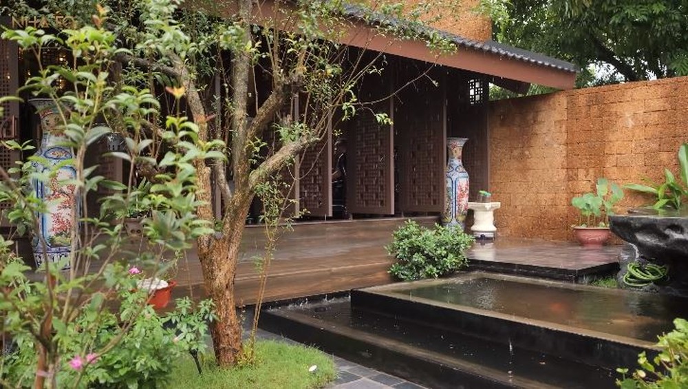 Biệt thự ở ẩn có thiết kế vượt thời gian: Cổ kính như nhà quan viên, duyên nhất là "trước cau sau chuối" đầy ẩn ý - Ảnh 3. Biệt thự ở ẩn có thiết kế vượt thời gian: Cổ kính như nhà quan viên, duyên nhất là "trước cau sau chuối" đầy ẩn ý - Ảnh 3.