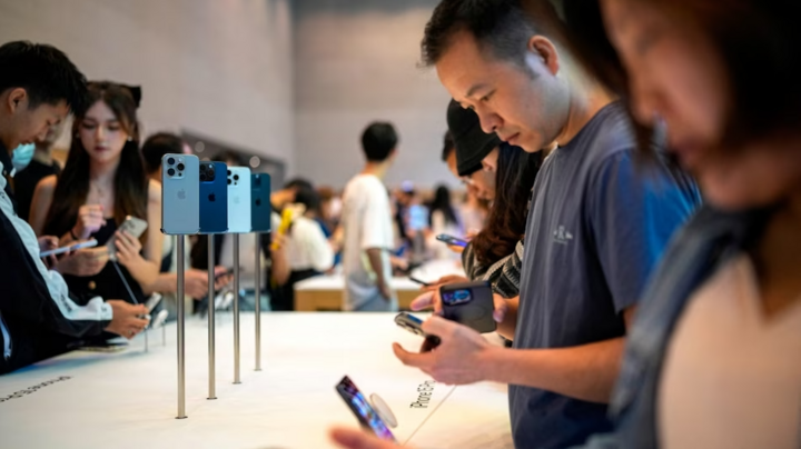 Doanh số iPhone ở Trung Quốc giảm 30% - Ảnh 1.