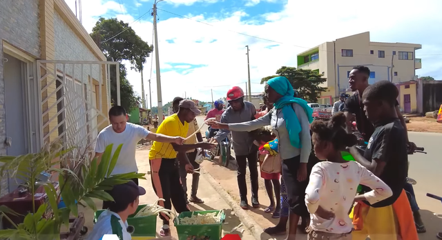 Thức quà tuổi thơ của người Việt xuất hiện ở Angola, cả con phố náo loạn, vây kín xem thành phẩm - Ảnh 1. Thức quà tuổi thơ của người Việt xuất hiện ở Angola, cả con phố náo loạn, vây kín xem thành phẩm - Ảnh 1.