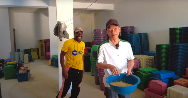 Thức quà tuổi thơ của người Việt xuất hiện ở Angola, cả con phố náo loạn, vây kín xem thành phẩm - Ảnh 2. Thức quà tuổi thơ của người Việt xuất hiện ở Angola, cả con phố náo loạn, vây kín xem thành phẩm - Ảnh 2.