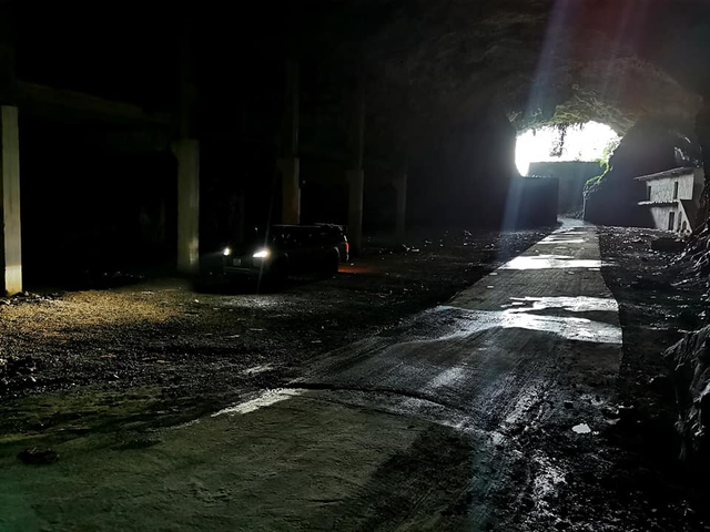 Hang động trong núi ở nơi cách Hà Nội hơn 100km, du khách nhận xét tới đây "ngỡ như đi xuống địa ngục" - Ảnh 2.
