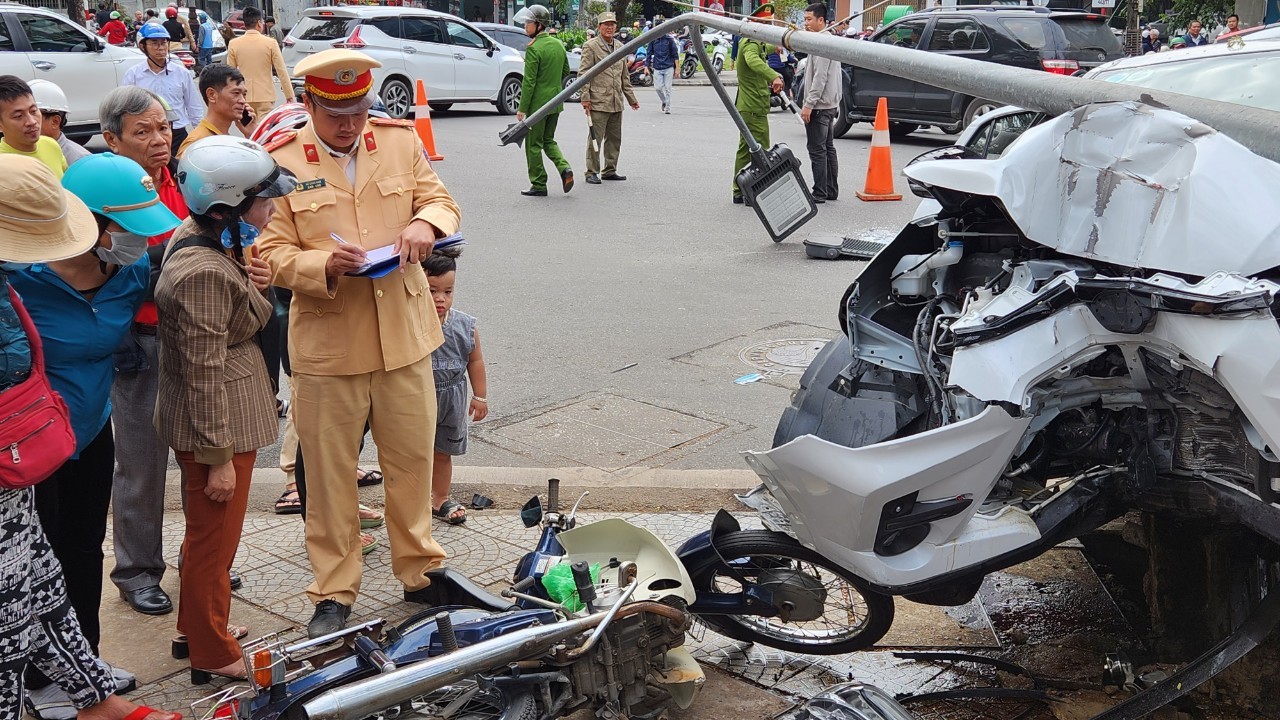 Hiện trường ô tô ‘điên’ tông bay loạt xe máy, ô tô giữa trung tâm thành phố Huế - Ảnh 7.