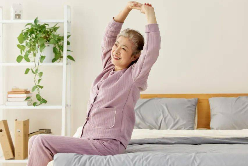 Trên 55 tuổi, nếu có 5 biểu hiện này sau khi thức dậy buổi sáng thì chứng tỏ bạn có 1 cơ thể khỏe mạnh và tuổi thọ tốt - Ảnh 2. Trên 55 tuổi, nếu có 5 biểu hiện này sau khi thức dậy buổi sáng thì chứng tỏ bạn có 1 cơ thể khỏe mạnh và tuổi thọ tốt - Ảnh 2.