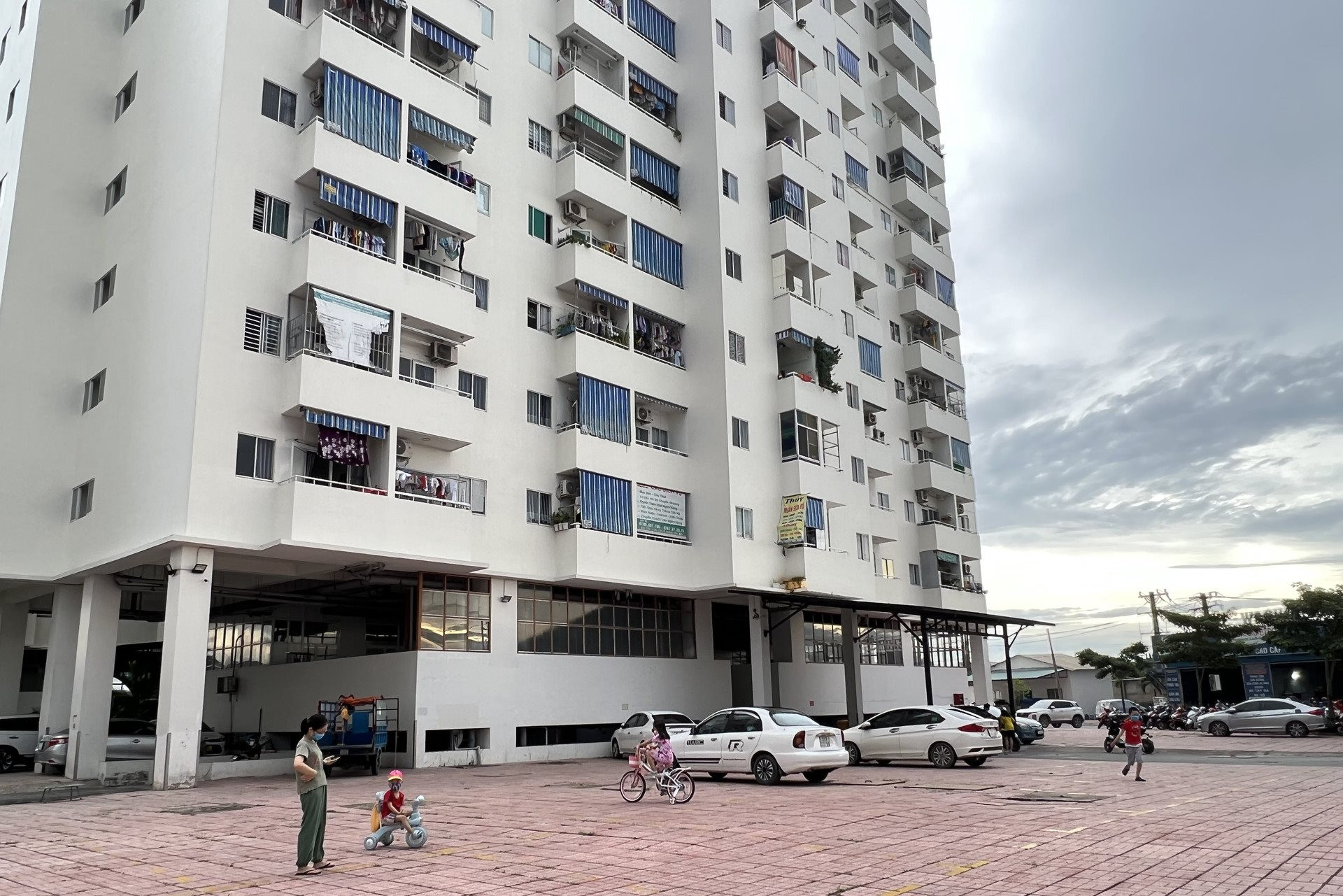 Năm 2024, Hà Nội và TP. HCM đăng ký hoàn thành 5.000 căn nhà ở xã hội - Ảnh 1.