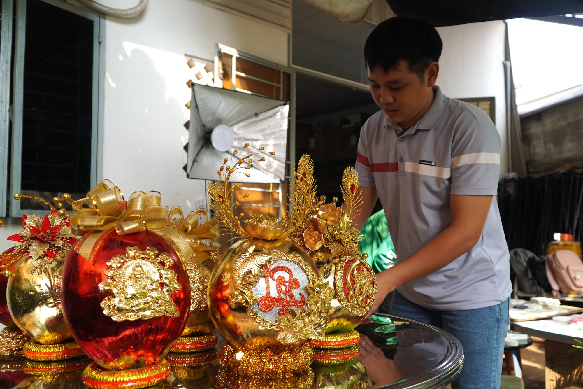Dừa dát vàng làm không kịp bán ở TP HCM- Ảnh 4. Dừa dát vàng làm không kịp bán ở TP HCM- Ảnh 4.
