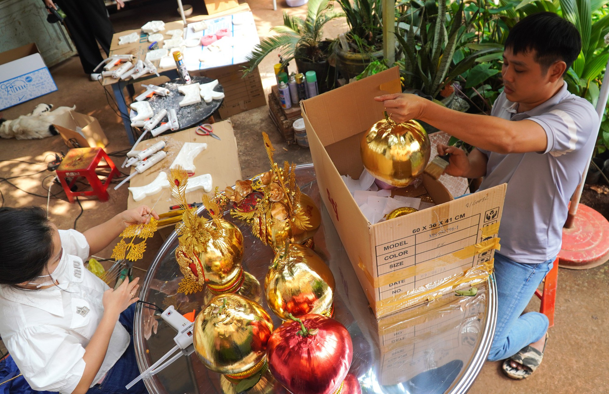 Dừa dát vàng làm không kịp bán ở TP HCM- Ảnh 1. Dừa dát vàng làm không kịp bán ở TP HCM- Ảnh 1.