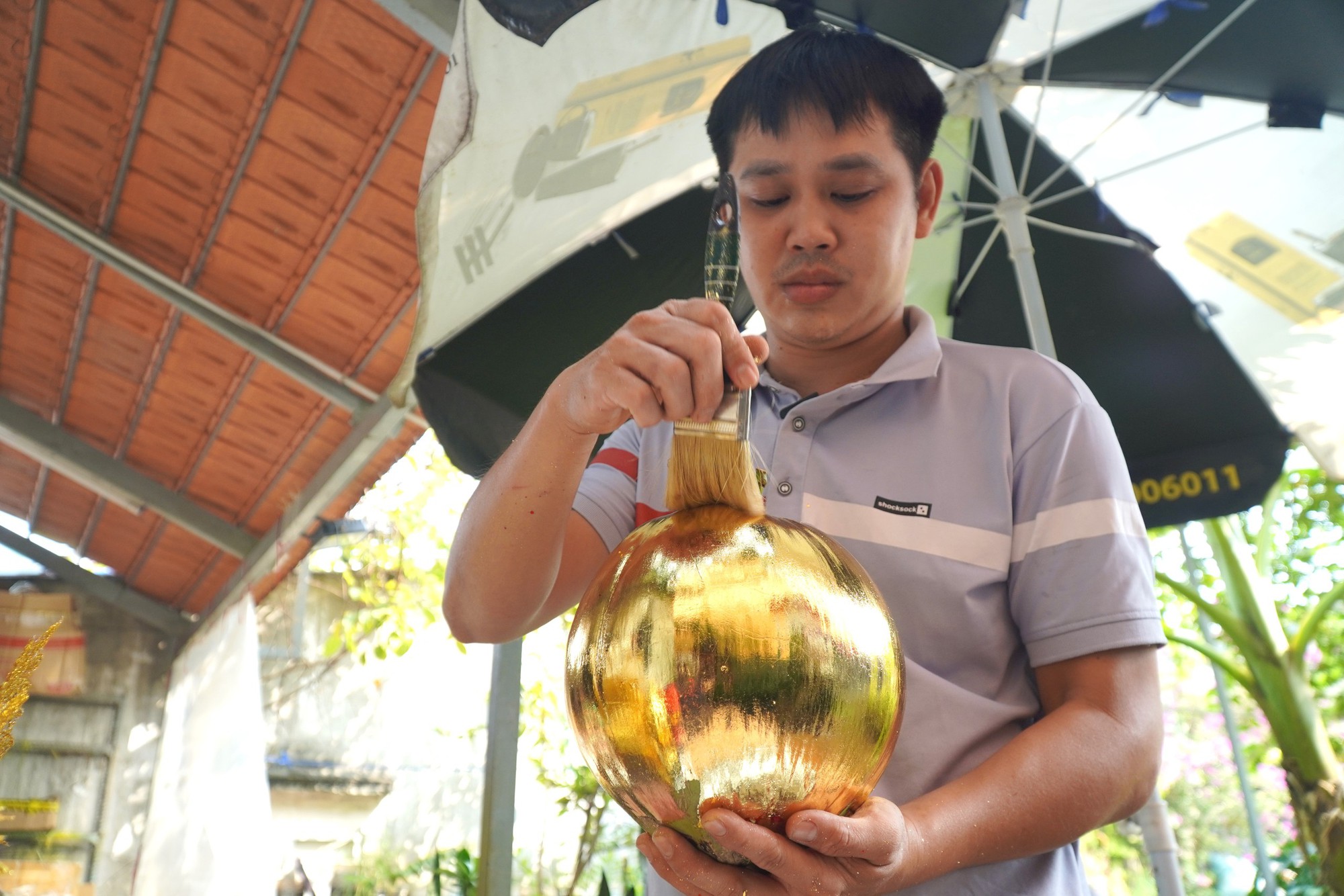 Dừa dát vàng làm không kịp bán ở TP HCM- Ảnh 2. Dừa dát vàng làm không kịp bán ở TP HCM- Ảnh 2.