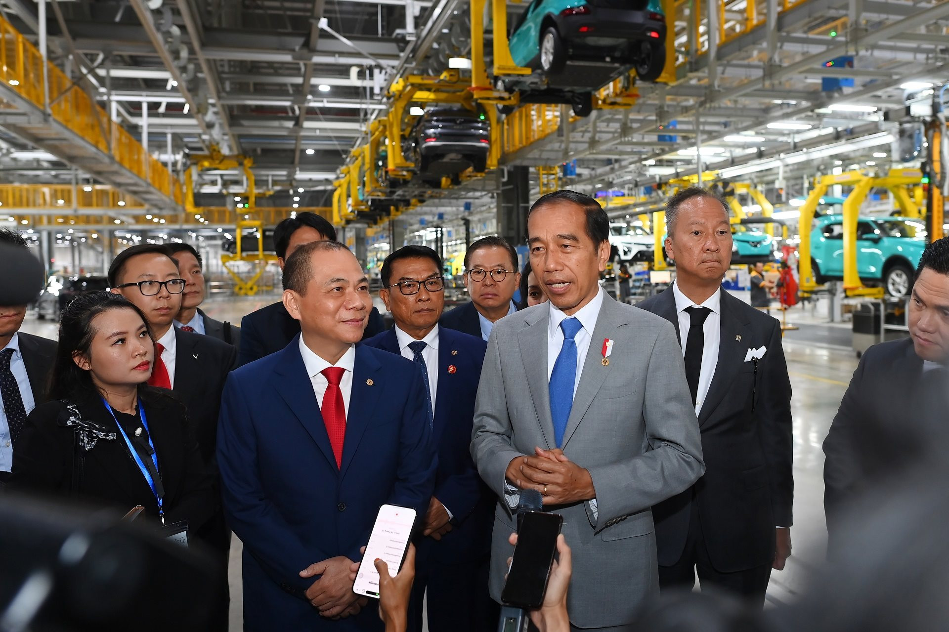 Tỷ phú Phạm Nhật Vượng trực tiếp cầm lái đưa Tổng thống Joko Widodo tham quan nhà máy VinFast - Ảnh 3.