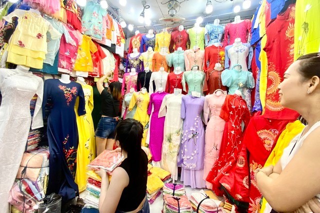 Tình hình tiểu thương chợ Bến Thành sau 1 tháng livestream bán hàng như thế nào? - Ảnh 1. Tình hình tiểu thương chợ Bến Thành sau 1 tháng livestream bán hàng như thế nào? - Ảnh 1.