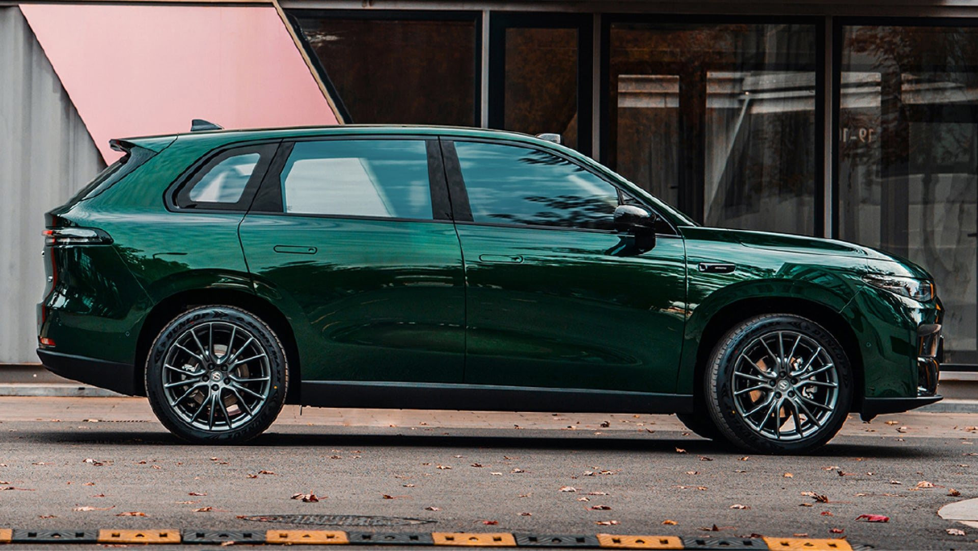 Mẫu SUV thiết kế đỉnh như Porsche cùng trang bị xịn xò, là đối thủ giá rẻ của Mazda CX-5 với mức giá chỉ từ 500 triệu đồng - Ảnh 2. Mẫu SUV thiết kế đỉnh như Porsche cùng trang bị xịn xò, là đối thủ giá rẻ của Mazda CX-5 với mức giá chỉ từ 500 triệu đồng - Ảnh 2.