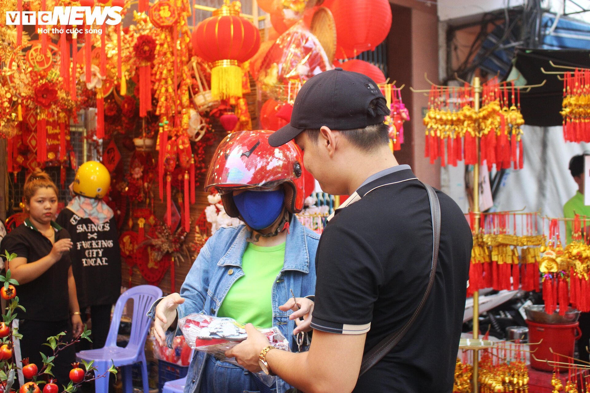 Phố bán đồ trang trí lớn nhất TP.HCM vào vụ Tết - Ảnh 12. Phố bán đồ trang trí lớn nhất TP.HCM vào vụ Tết - Ảnh 12.