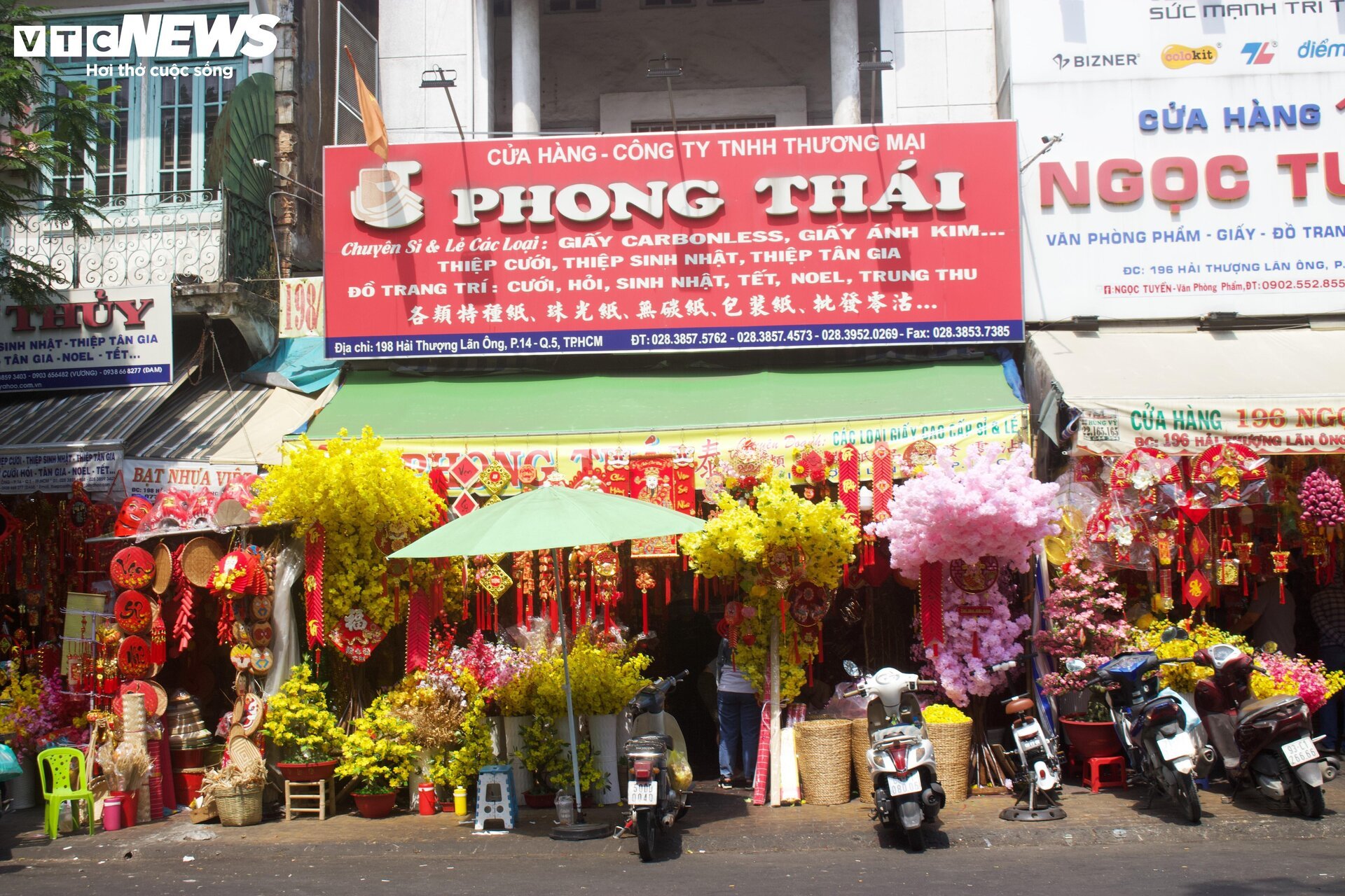 Phố bán đồ trang trí lớn nhất TP.HCM vào vụ Tết - Ảnh 1. Phố bán đồ trang trí lớn nhất TP.HCM vào vụ Tết - Ảnh 1.