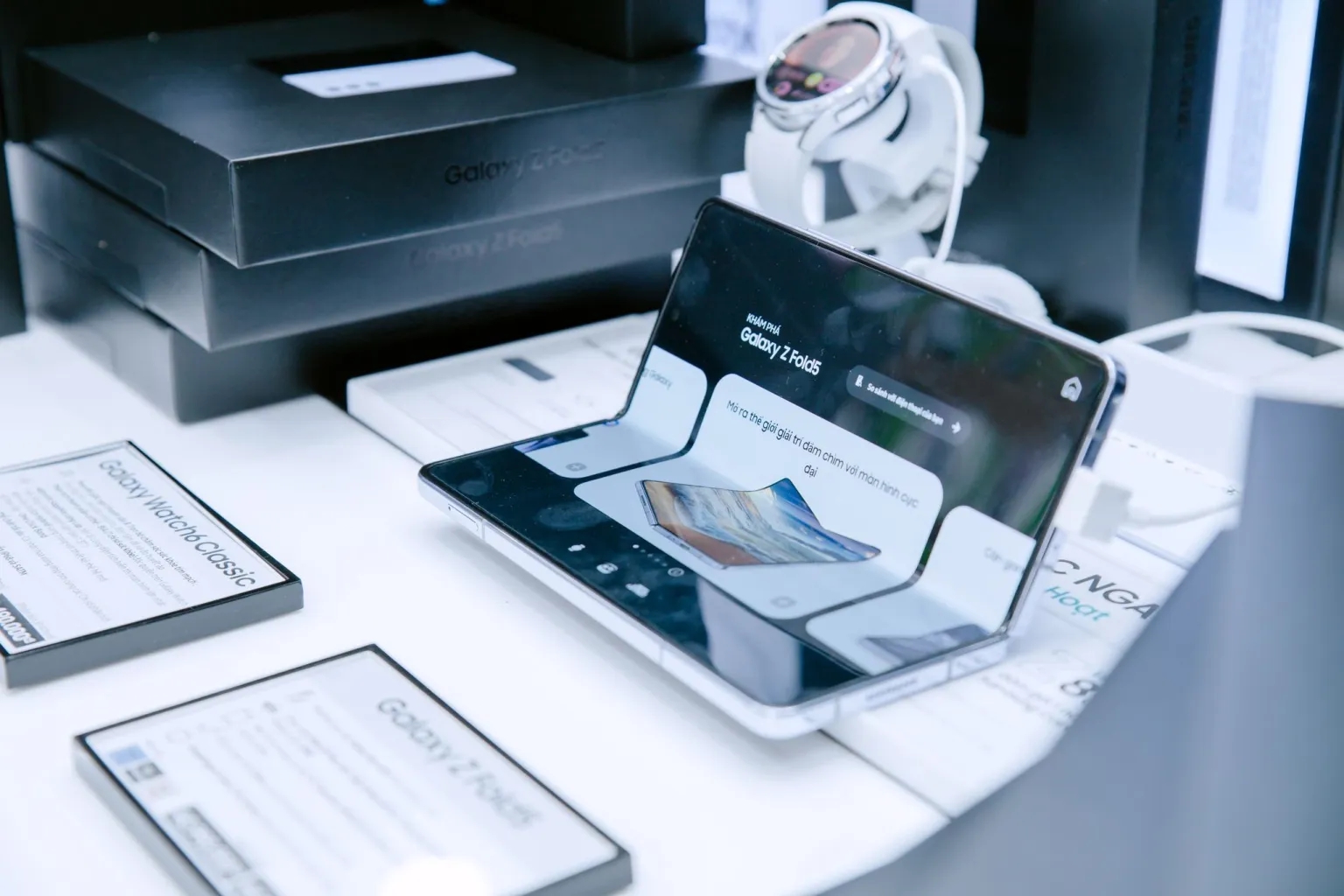 Điện thoại giảm giá "thả phanh" cận Tết, nhiều mẫu chỉ "nhỉnh" hơn 3 triệu đồng- Ảnh 1.