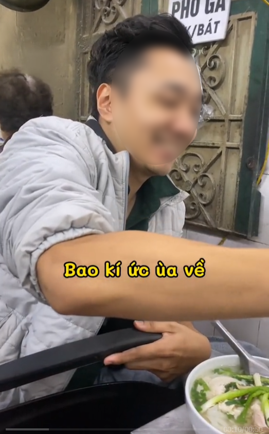 Chủ quán phở Hà Nội lên tiếng vụ đuổi người khuyết tật: "Nhân viên bê xe vào tận bàn chứ có đuổi đâu" - Ảnh 2. Chủ quán phở Hà Nội lên tiếng vụ đuổi người khuyết tật: "Nhân viên bê xe vào tận bàn chứ có đuổi đâu" - Ảnh 2.