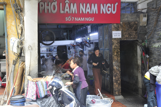 Chủ quán phở lên tiếng vụ hot TikToker tố bị phân biệt đối xử: "Tôi có nói thông cảm vì đông khách, mà người ta dựng chuyện"" - Ảnh 1. Chủ quán phở lên tiếng vụ hot TikToker tố bị phân biệt đối xử: "Tôi có nói thông cảm vì đông khách, mà người ta dựng chuyện"" - Ảnh 1.