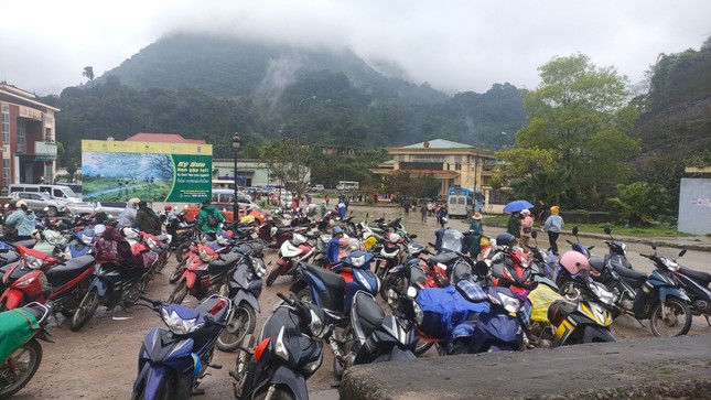 Hàng nghìn người ở biên giới Việt - Lào lần đầu được cấp thẻ đi chợ - Ảnh 3.