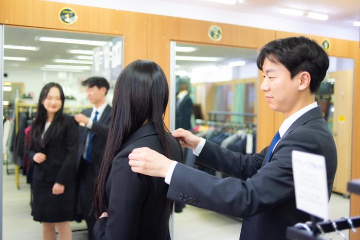 Hàn Quốc mở dịch vụ cho thuê miễn phí trang phục phỏng vấn xin việc - Ảnh 1.