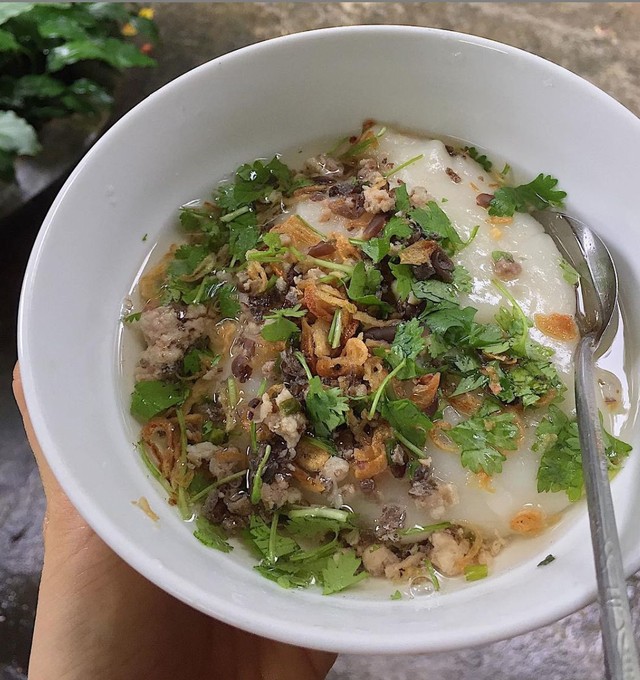 Khách Tây tâm đắc món giá rẻ bán ở vỉa hè Hà Nội, bay từ Nam ra Bắc chỉ để ăn vào mùa đông - Ảnh 9. Khách Tây tâm đắc món giá rẻ bán ở vỉa hè Hà Nội, bay từ Nam ra Bắc chỉ để ăn vào mùa đông - Ảnh 9.