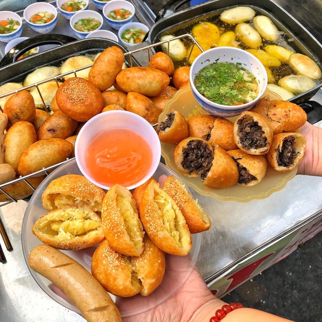 Khách Tây tâm đắc món giá rẻ bán ở vỉa hè Hà Nội, bay từ Nam ra Bắc chỉ để ăn vào mùa đông - Ảnh 11. Khách Tây tâm đắc món giá rẻ bán ở vỉa hè Hà Nội, bay từ Nam ra Bắc chỉ để ăn vào mùa đông - Ảnh 11.