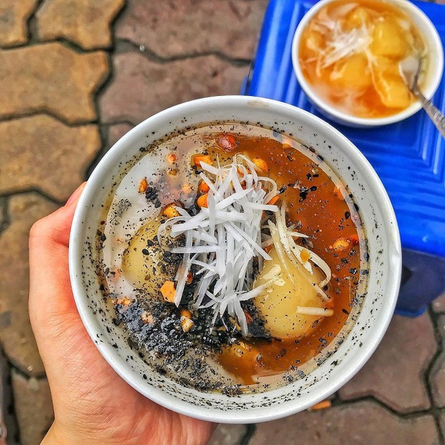 Khách Tây tâm đắc món giá rẻ bán ở vỉa hè Hà Nội, bay từ Nam ra Bắc chỉ để ăn vào mùa đông - Ảnh 10. Khách Tây tâm đắc món giá rẻ bán ở vỉa hè Hà Nội, bay từ Nam ra Bắc chỉ để ăn vào mùa đông - Ảnh 10.