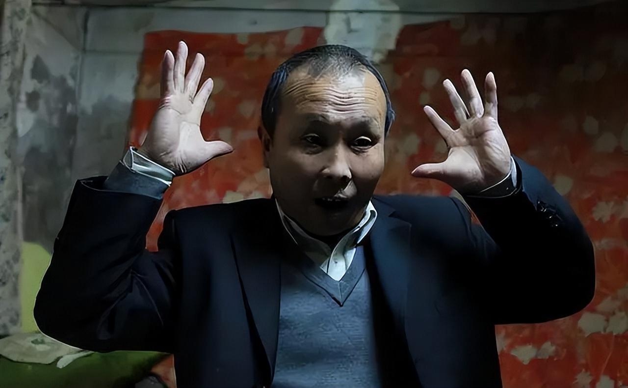 Đòi đền bù 13 tỷ đồng không thành, chủ nhà sống 8 năm không điện, nước giữa đường 2 chiều: Căn nhà trở thành nút thắt ùn tắc giao thông - Ảnh 2.