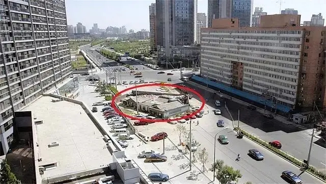 Đòi đền bù 13 tỷ đồng không thành, chủ nhà sống 8 năm không điện, nước giữa đường 2 chiều: Căn nhà trở thành nút thắt ùn tắc giao thông - Ảnh 3.