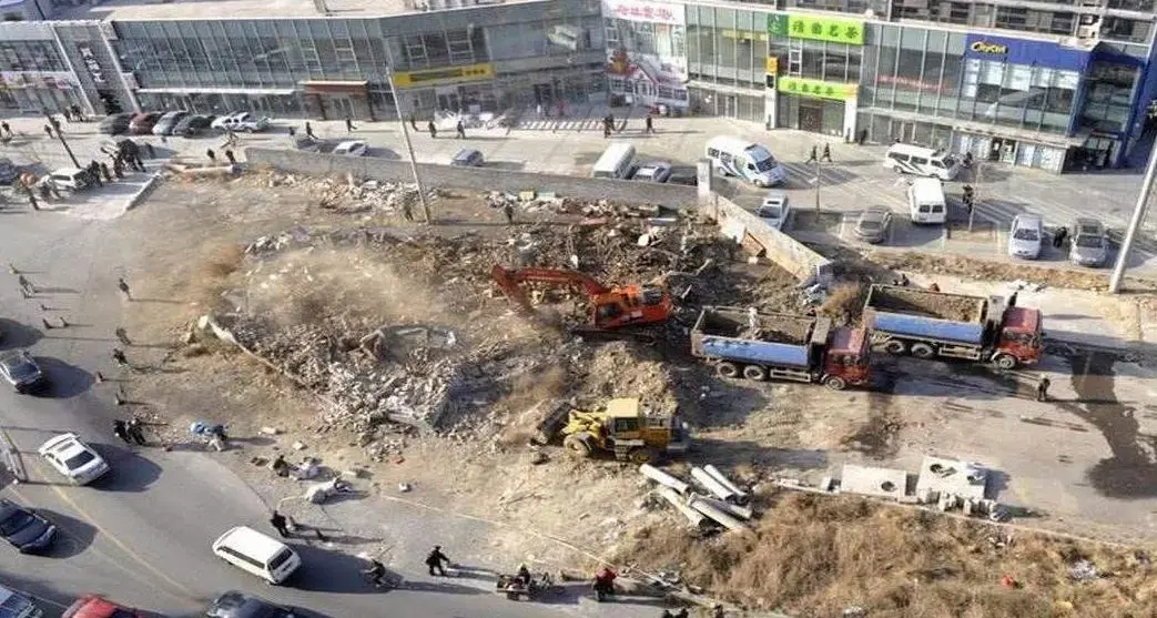 Đòi đền bù 13 tỷ đồng không thành, chủ nhà sống 8 năm không điện, nước giữa đường 2 chiều: Căn nhà trở thành nút thắt ùn tắc giao thông - Ảnh 4.