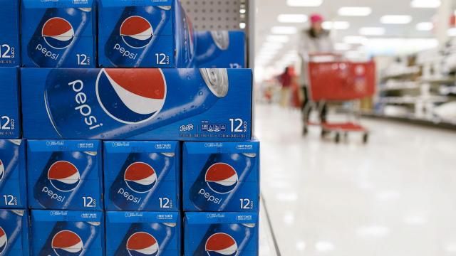 (Vân) Tại sao PepsiCo vẫn hả hê khi loạt sản phẩm từ khoai tây chiên Lay's, trà Lipton, Pepsi, 7 Up bị ngừng bán tại các siêu thị ở nhiều quốc gia? - Ảnh 1.