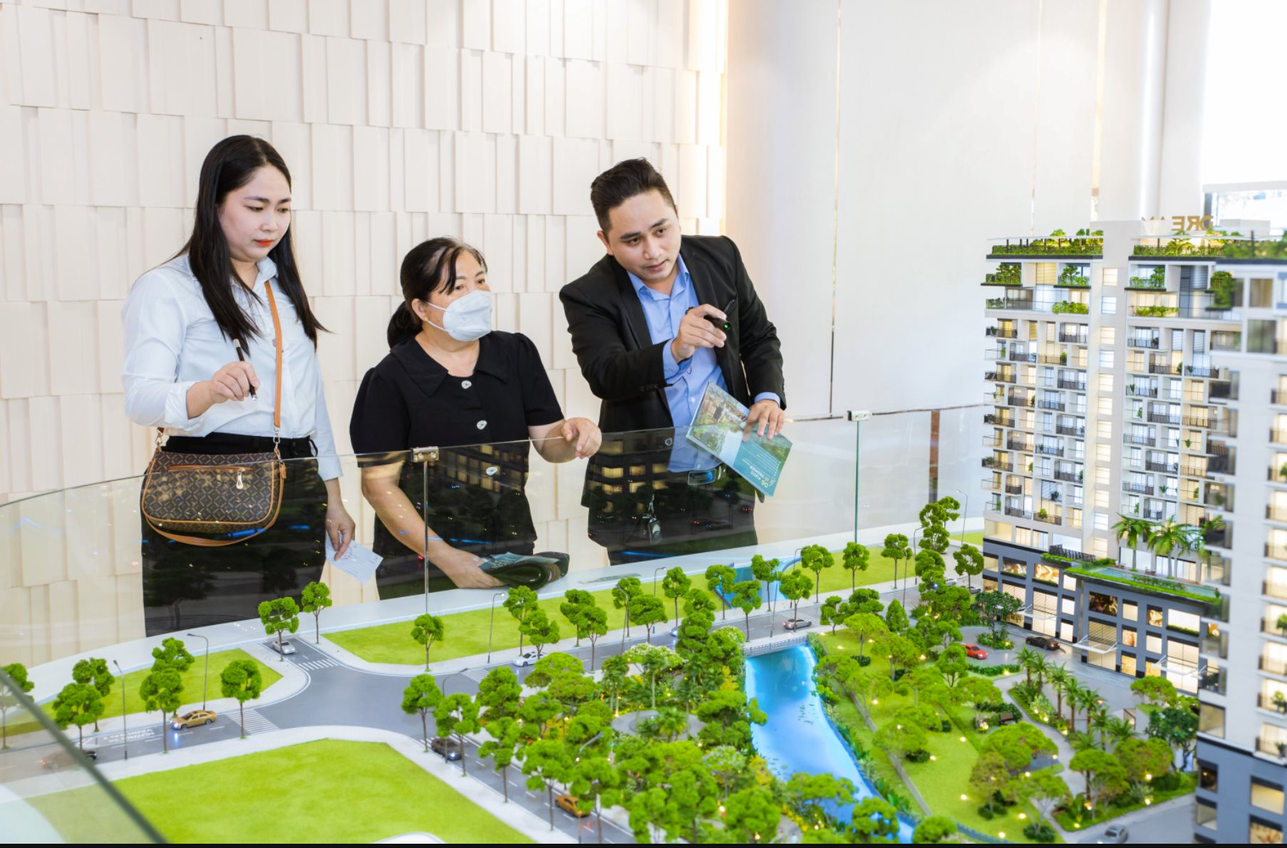 Lộ diện 3 khu vực tại Tp.HCM sẽ mang về 27.000 căn hộ trong 3 năm tới, điều ít ai biết là giá sơ cấp có thể đạt đỉnh từ năm 2025 - Ảnh 1.