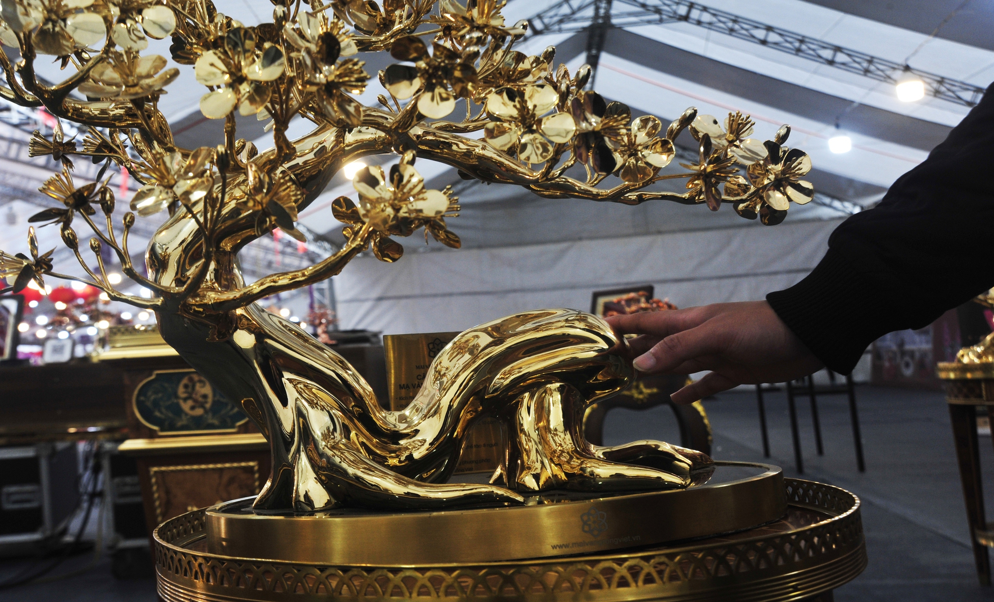 Kim Mai Ngũ Phúc mạ vàng 24k cao 30cm - Biểu tượng của sự “sum vầy hạnh phúc – sung túc thịnh vượng”Với thiết kế tinh tế vượt thời gian được chế tác thủ công tuyệt hảo. Quà tặng mạ vàng Kim Mai Ngũ Phúc được chế tác vô cùng tinh xảo hòa quyện giữa nét đẹp cổ điển vốn có của mai cùng nghệ thuật tạo hình dáng Long Thăng quyền quý, hàm chứa đầy đủ giá trị và ý nghĩa lịch sử, văn hóa tâm linh, biểu tượng của sự “sum vầy hạnh phúc – sung túc thịnh vượng”.Những bông hoa mai được làm từ hợp kim đồng rồi mạ vàng 24k, mô tả hoa mai trong thời kỳ mãn khai rực rỡ nhất, tượng trưng cho những điều may mắn, hạnh phúc đang hội tụ và nở rộ. Từng chi tiết như cánh hoa, nụ hoa, nhụy hoa đều mang vẻ đẹp mềm mại tựa như hoa thật, nhờ có đôi bàn tay khéo léo của người thợ thủ công và hàng trăm giờ chế tác. Kim Mai Ngũ Phúc mạ vàng 24k cao 30cm - Biểu tượng của sự “sum vầy hạnh phúc – sung túc thịnh vượng”Với thiết kế tinh tế vượt thời gian được chế tác thủ công tuyệt hảo. Quà tặng mạ vàng Kim Mai Ngũ Phúc được chế tác vô cùng tinh xảo hòa quyện giữa nét đẹp cổ điển vốn có của mai cùng nghệ thuật tạo hình dáng Long Thăng quyền quý, hàm chứa đầy đủ giá trị và ý nghĩa lịch sử, văn hóa tâm linh, biểu tượng của sự “sum vầy hạnh phúc – sung túc thịnh vượng”.Những bông hoa mai được làm từ hợp kim đồng rồi mạ vàng 24k, mô tả hoa mai trong thời kỳ mãn khai rực rỡ nhất, tượng trưng cho những điều may mắn, hạnh phúc đang hội tụ và nở rộ. Từng chi tiết như cánh hoa, nụ hoa, nhụy hoa đều mang vẻ đẹp mềm mại tựa như hoa thật, nhờ có đôi bàn tay khéo léo của người thợ thủ công và hàng trăm giờ chế tác.