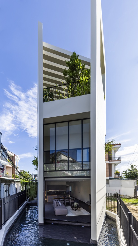 Cận cảnh căn nhà phố 100m2 như "ốc đảo xanh" giữa lòng đô thị: Được "ôm trọn" bởi cây xanh, mặt nước, ấn tượng với khu vườn trên cao - Ảnh 2. Cận cảnh căn nhà phố 100m2 như "ốc đảo xanh" giữa lòng đô thị: Được "ôm trọn" bởi cây xanh, mặt nước, ấn tượng với khu vườn trên cao - Ảnh 2.