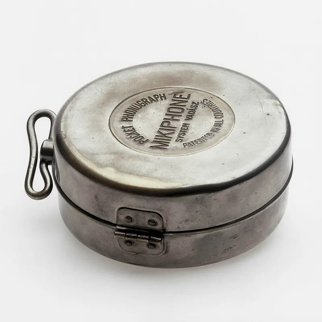 Mikiphone 1924: 'Máy nghe nhạc' bỏ túi đầu tiên trên thế giới - Ảnh 1. Mikiphone 1924: 'Máy nghe nhạc' bỏ túi đầu tiên trên thế giới - Ảnh 1.