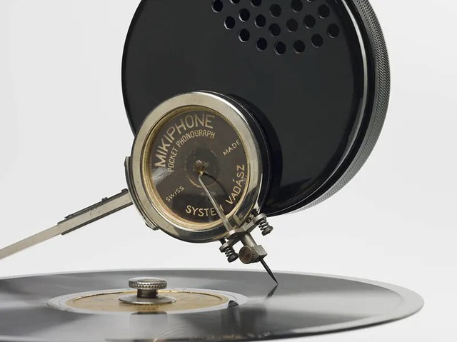 Mikiphone 1924: 'Máy nghe nhạc' bỏ túi đầu tiên trên thế giới - Ảnh 7. Mikiphone 1924: 'Máy nghe nhạc' bỏ túi đầu tiên trên thế giới - Ảnh 7.