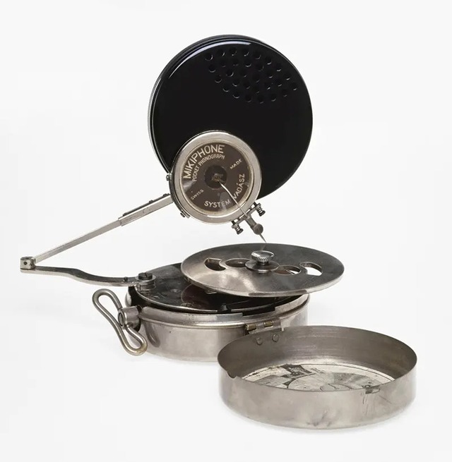 Mikiphone 1924: 'Máy nghe nhạc' bỏ túi đầu tiên trên thế giới - Ảnh 6. Mikiphone 1924: 'Máy nghe nhạc' bỏ túi đầu tiên trên thế giới - Ảnh 6.
