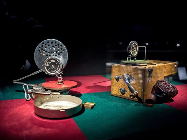 Mikiphone 1924: 'Máy nghe nhạc' bỏ túi đầu tiên trên thế giới - Ảnh 9. Mikiphone 1924: 'Máy nghe nhạc' bỏ túi đầu tiên trên thế giới - Ảnh 9.