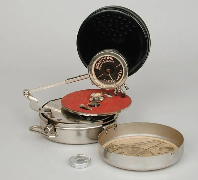 Mikiphone 1924: 'Máy nghe nhạc' bỏ túi đầu tiên trên thế giới - Ảnh 2. Mikiphone 1924: 'Máy nghe nhạc' bỏ túi đầu tiên trên thế giới - Ảnh 2.