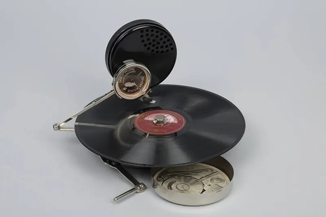 Mikiphone 1924: 'Máy nghe nhạc' bỏ túi đầu tiên trên thế giới - Ảnh 3. Mikiphone 1924: 'Máy nghe nhạc' bỏ túi đầu tiên trên thế giới - Ảnh 3.