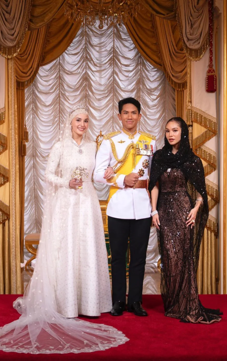 Hoàng tử Brunei khoe loạt ảnh chưa từng thấy hậu đám cưới, lộ khoảnh khắc "xả vai chú rể" bên cạnh vợ cực đáng yêu- Ảnh 8.