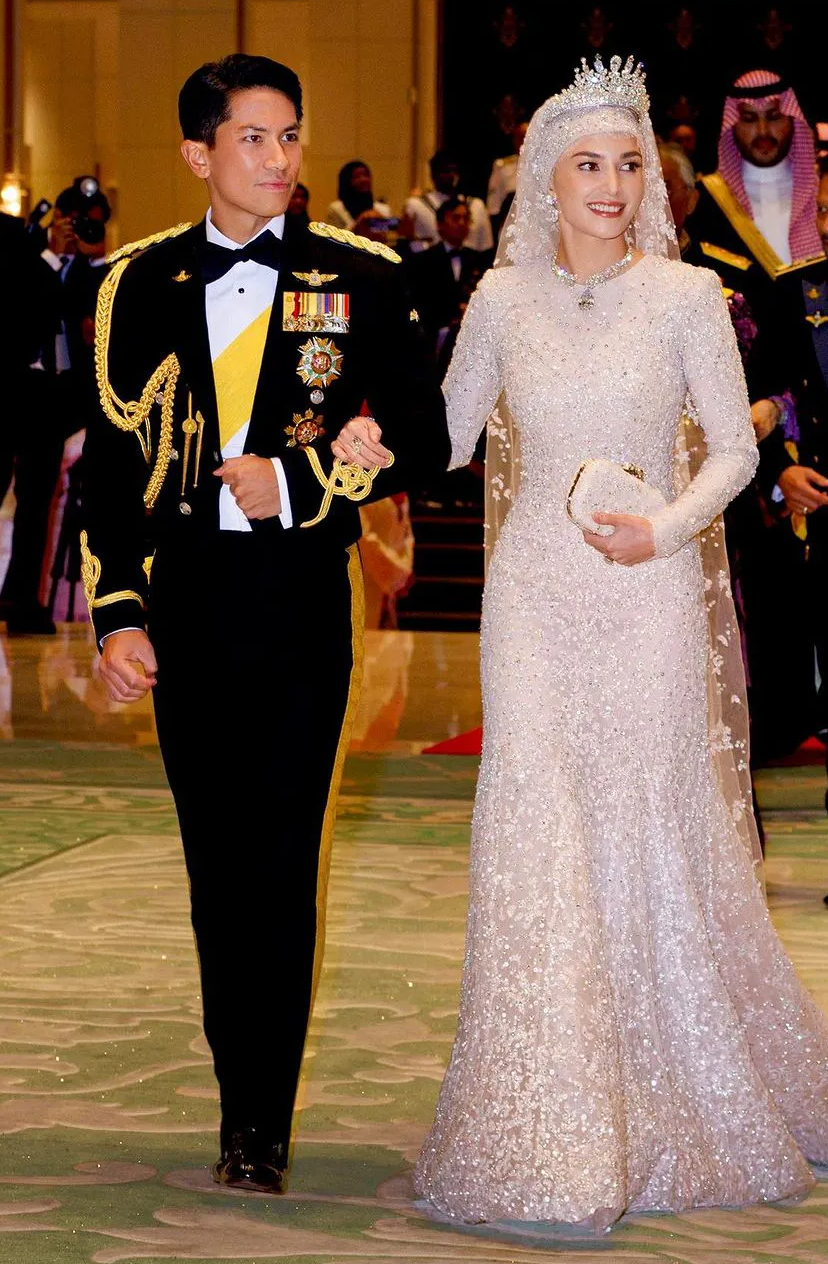 Hoàng tử Brunei khoe loạt ảnh chưa từng thấy hậu đám cưới, lộ khoảnh khắc "xả vai chú rể" bên cạnh vợ cực đáng yêu- Ảnh 1.