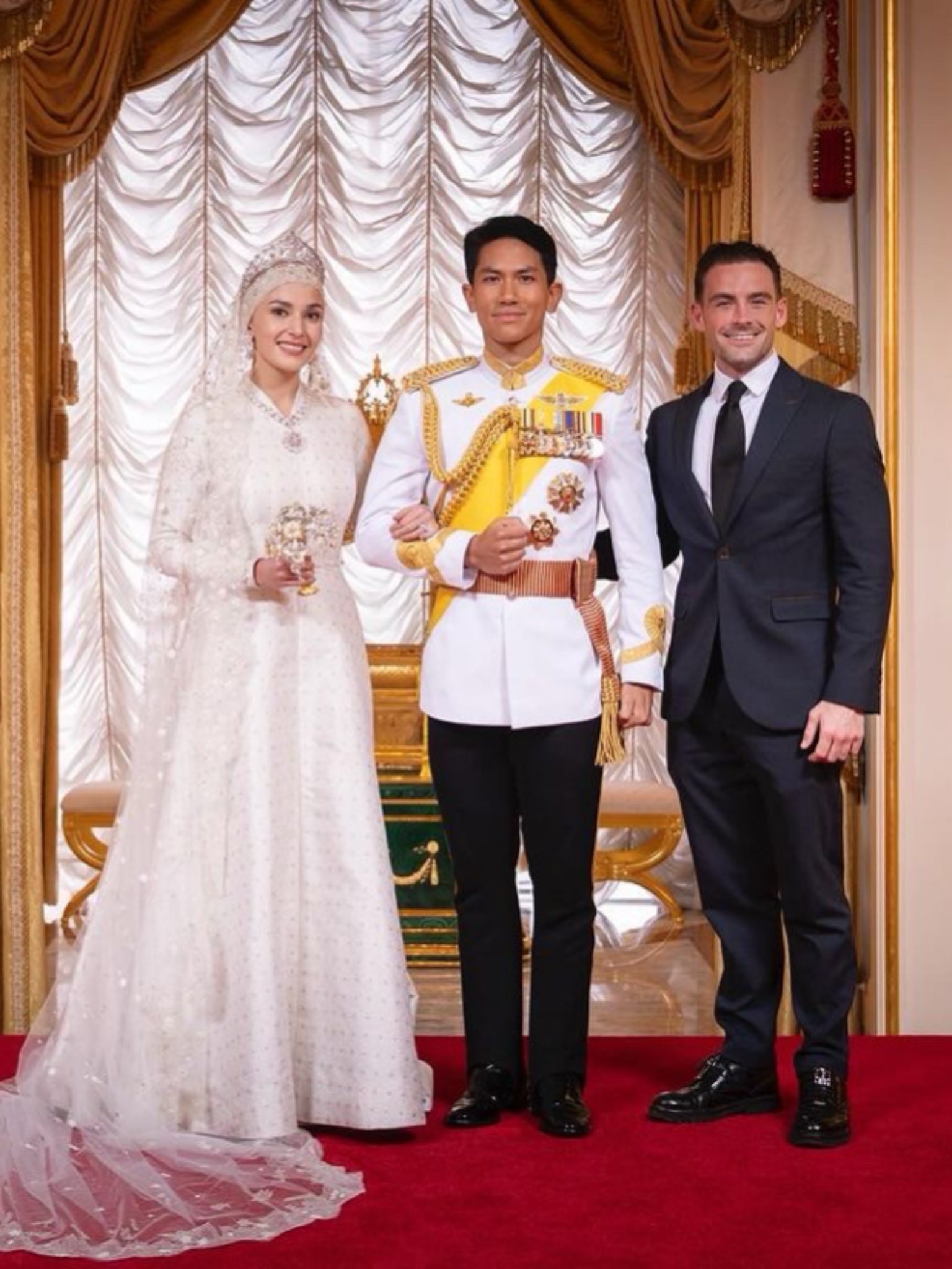 Hoàng tử Brunei khoe loạt ảnh chưa từng thấy hậu đám cưới, lộ khoảnh khắc "xả vai chú rể" bên cạnh vợ cực đáng yêu- Ảnh 9.