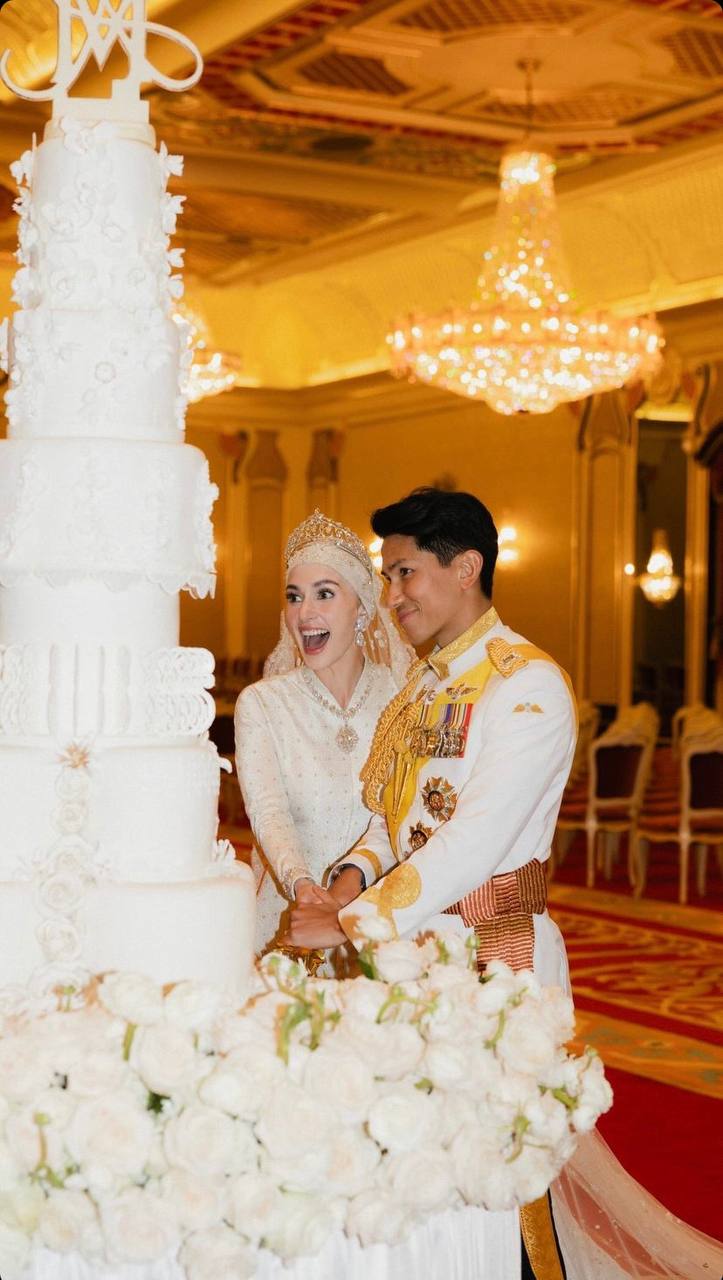 Hoàng tử Brunei khoe loạt ảnh chưa từng thấy hậu đám cưới, lộ khoảnh khắc "xả vai chú rể" bên cạnh vợ cực đáng yêu- Ảnh 5.