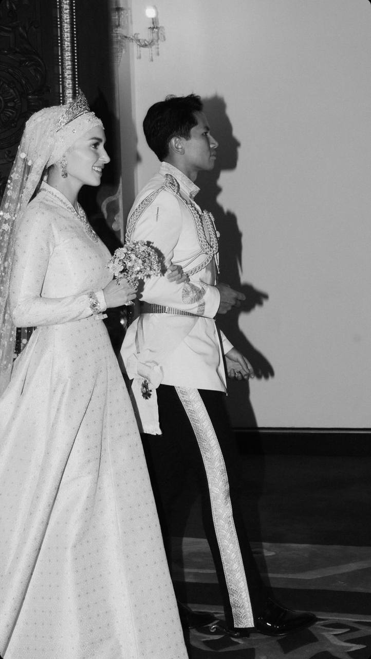 Hoàng tử Brunei khoe loạt ảnh chưa từng thấy hậu đám cưới, lộ khoảnh khắc "xả vai chú rể" bên cạnh vợ cực đáng yêu- Ảnh 2.