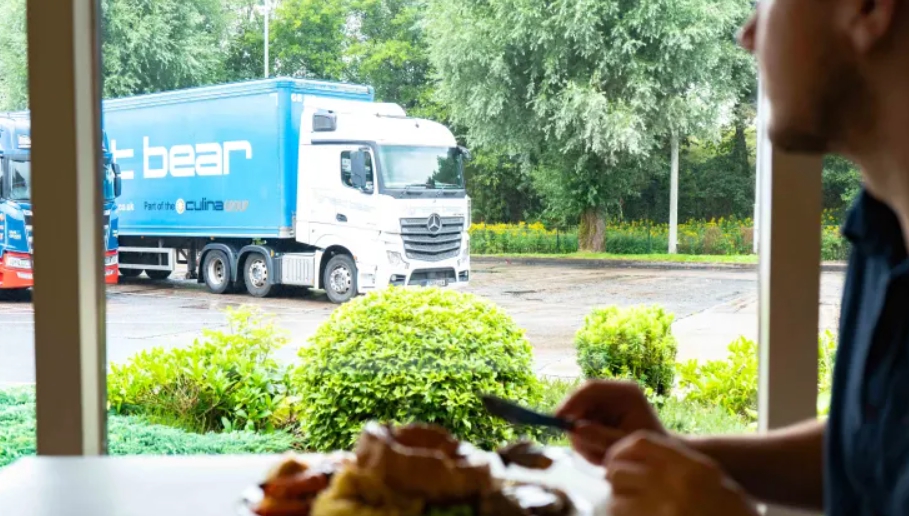 Bị đường cao tốc mới mở xuyên qua nông trại, cặp vợ chồng tận dụng luôn để kinh doanh theo cách không ai ngờ, đạt doanh thu tới 3.900 tỷ đồng - Ảnh 3. Bị đường cao tốc mới mở xuyên qua nông trại, cặp vợ chồng tận dụng luôn để kinh doanh theo cách không ai ngờ, đạt doanh thu tới 3.900 tỷ đồng - Ảnh 3.