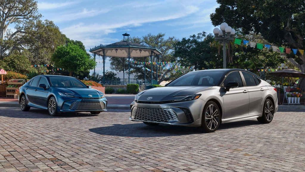 'Vua các dòng sedan' Toyota Camry thế hệ mới chào sân thị trường sát vách Việt Nam: tiêu thụ 4,2 lít/100 km, giá từ dưới 600 triệu đồng - Ảnh 1. 'Vua các dòng sedan' Toyota Camry thế hệ mới chào sân thị trường sát vách Việt Nam: tiêu thụ 4,2 lít/100 km, giá từ dưới 600 triệu đồng - Ảnh 1.