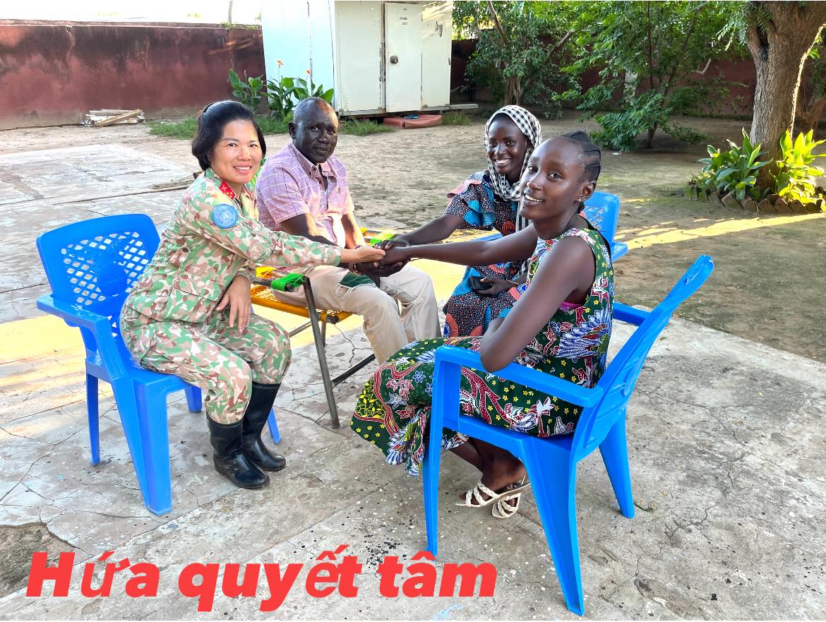 Nữ chiến sĩ Việt gìn giữ hòa bình tại châu Phi: "Khi gặp hiểm nguy, cờ Việt Nam là bùa hộ mệnh" - Ảnh 12. Nữ chiến sĩ Việt gìn giữ hòa bình tại châu Phi: "Khi gặp hiểm nguy, cờ Việt Nam là bùa hộ mệnh" - Ảnh 12.