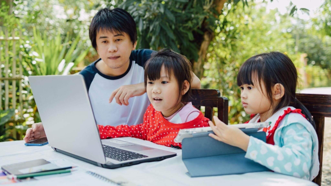Xôn xao vụ 1 giảng viên bóc mẽ: "Trẻ con sao học lập trình nổi? Mấy khoá lập trình cho trẻ em chỉ là cho trẻ chơi 1 cái game"! - Ảnh 1. Xôn xao vụ 1 giảng viên bóc mẽ: "Trẻ con sao học lập trình nổi? Mấy khoá lập trình cho trẻ em chỉ là cho trẻ chơi 1 cái game"! - Ảnh 1.