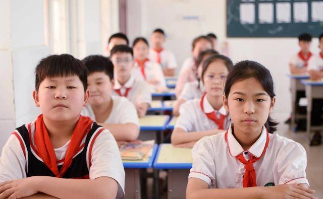 Học sinh tiểu học gây sốc với outfit đi học giá "sương sương" bằng cả căn nhà: Nhà không có gì ngoài điều kiện!- Ảnh 5. Học sinh tiểu học gây sốc với outfit đi học giá "sương sương" bằng cả căn nhà: Nhà không có gì ngoài điều kiện!- Ảnh 5.