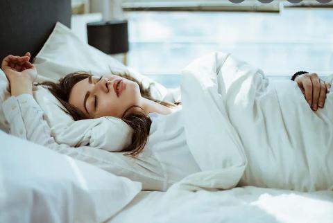 Phụ nữ sau tuổi 40 thấy xuất hiện 3 dấu hiệu khi ngủ thì cẩn thận đột quỵ đang tìm đến - Ảnh 1. Phụ nữ sau tuổi 40 thấy xuất hiện 3 dấu hiệu khi ngủ thì cẩn thận đột quỵ đang tìm đến - Ảnh 1.